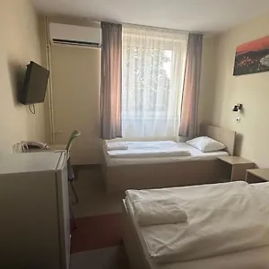 Free Parking, Free Breakfast, Only 15 Minutes To Center Будапешт